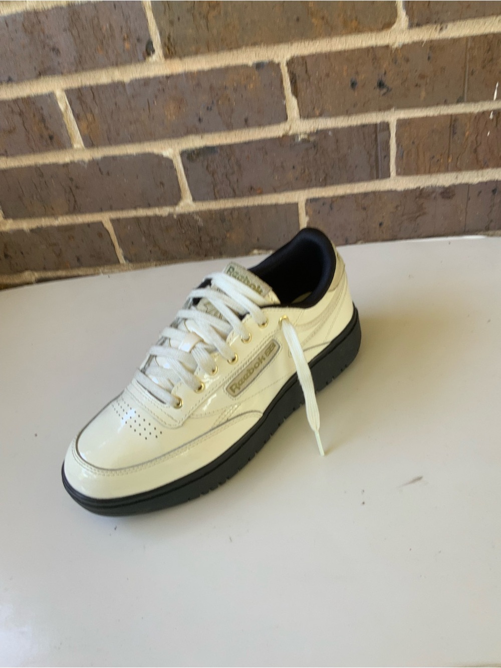 Reebok women Low-Top Sneaker iwith Black Sole